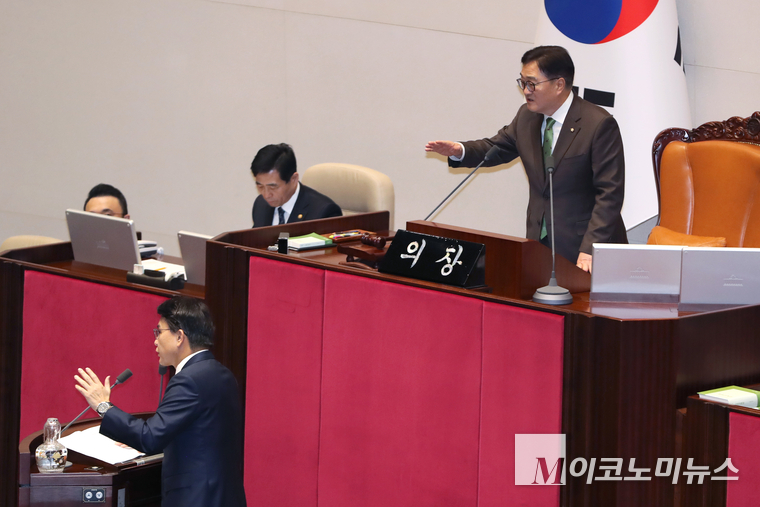 윤상현 의원의 발언 주에 야유가 쏟아지자 우원식 국회의장이 의원들에게 자제를 요구하는 포즈를 취하고 있다. (사진=최동환 기자)