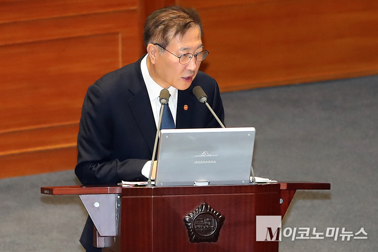 박성재 법무부 장관이 11일 오후 서울 여의도 국회에서 열린 제419회국회(임시회) 제1차 본회의 윤석열 대통령 위헌적 비상계엄 선포 내란행위 관련 긴급현안질문에서 질의에 답변하고 있다. (사진=최동환 기자)