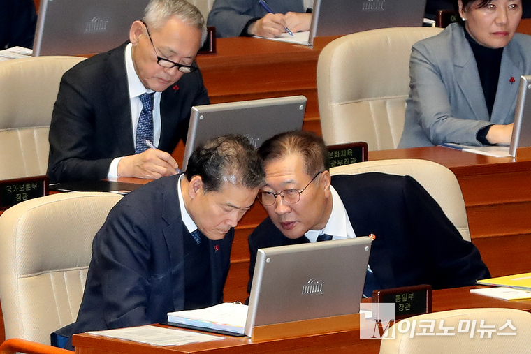 박성재 법무부 장관이 11일 오후 서울 여의도 국회에서 열린 제419회국회(임시회) 제1차 본회의 에서 국무위원과 대화하고 있다. (사진=최동환 기자)