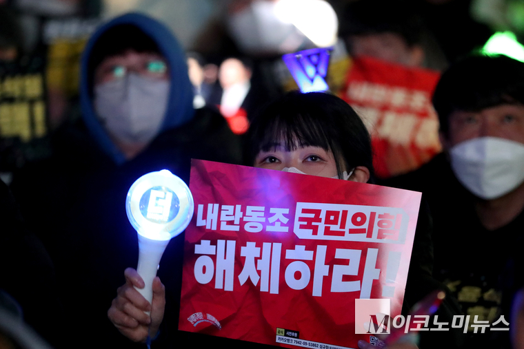 11일 저녁 여의도 국회 앞에서 열린 ‘내란수괴 윤석열 즉각 탄핵 시민촛불’ 집회에서 2030이 주축이 돼 가수 응원봉과 피켓 등을 들고 윤석열 대통령과 정부·여당의 책임있는 자세를 촉구했다. (사진=최동환 기자)