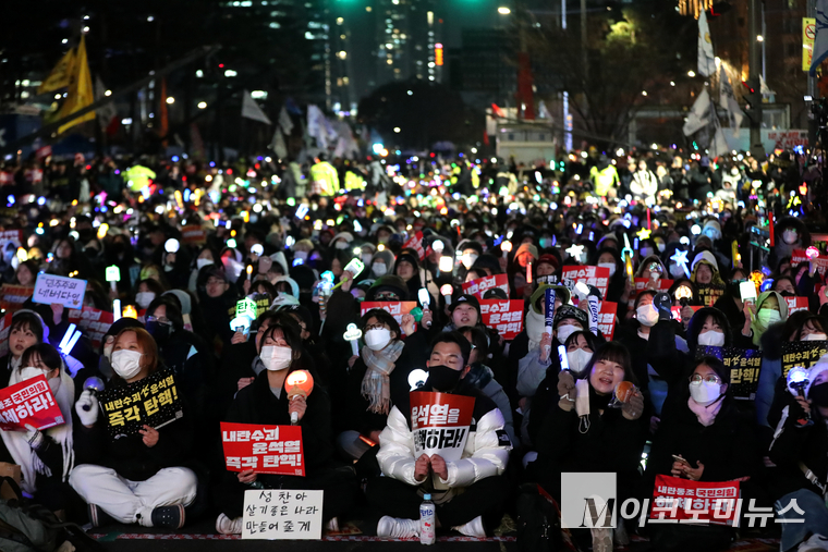 11일 저녁 여의도 국회 앞에서 열린 ‘내란수괴 윤석열 즉각 탄핵 시민촛불’ 집회에서 2030이 주축이 돼 가수 응원봉과 피켓 등을 들고 윤석열 대통령과 정부·여당의 책임있는 자세를 촉구했다. (사진=최동환 기자)