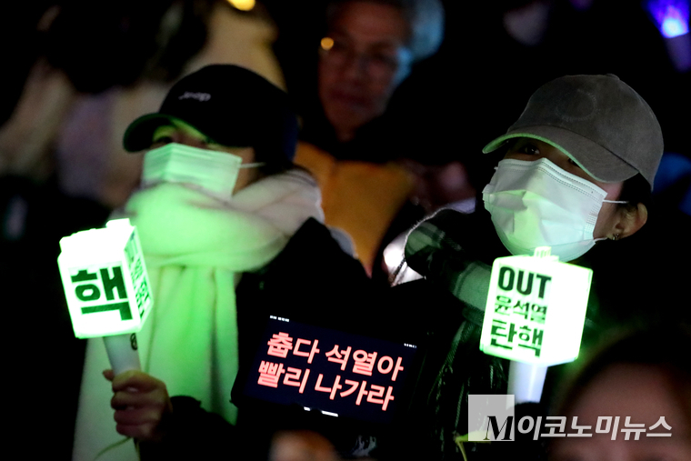 11일 저녁 여의도 국회 앞에서 열린 ‘내란수괴 윤석열 즉각 탄핵 시민촛불’ 집회에서 2030이 주축이 돼 가수 응원봉과 피켓 등을 들고 윤석열 대통령과 정부·여당의 책임있는 자세를 촉구했다. (사진=최동환 기자)