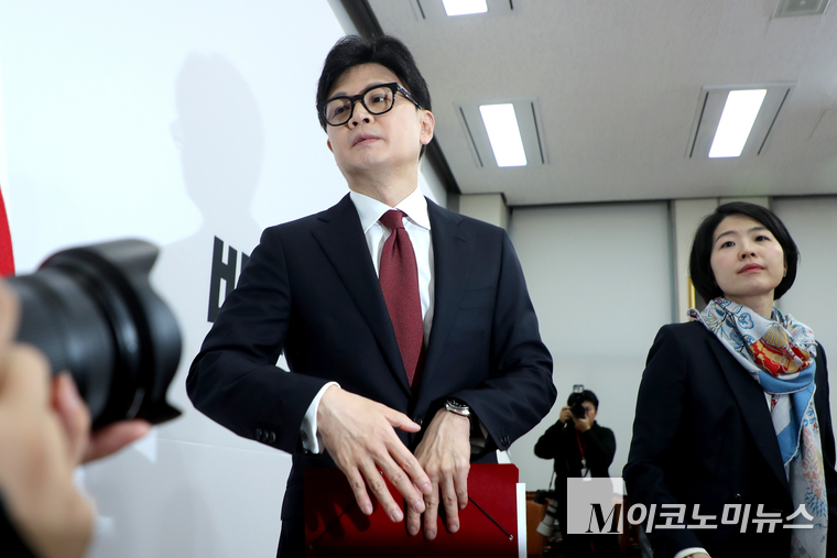 한동훈 국민의힘 대표가 12일 국회 본청 당대표 회의실에서 긴급 기자회견을 열고 퇴장하고 있다. (사진=최동환 기자)