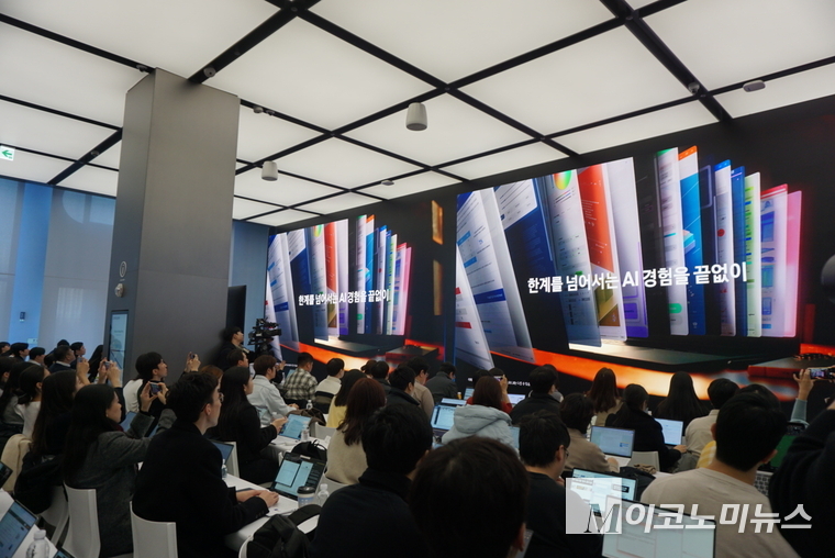 삼성전자가 12일 '삼성 강남' 에서 AI PC 시장을 공략하기 위한 신제품 '갤럭시 북5 Pro'를 공개했다. 사진=권은주 기자 