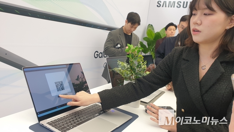 삼성 관계자가 QR코드에 원을 그린 후 자동으로 URL 이동을 시연하고 있다. 사진=권은주 기자 