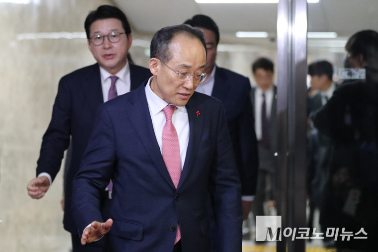 추경호 전 국민의힘 원내대표가 지난 7일 의원 총회를 마치고 퇴장하고 있다. (사진=최동환 기자)
