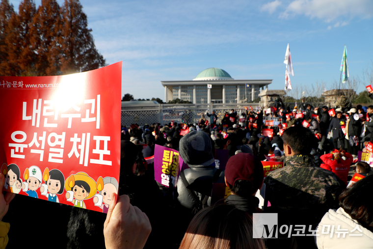 지난 7일 윤석열 대통령에 대한 탄핵소추안 표결을 앞두고 시민단체들이 국회 앞에서 표결 결과를 기다리고 있다. (사진=최동환 기자)