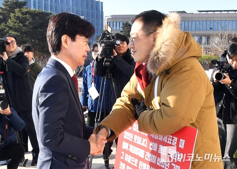 조경태 국민의힘 의원이 김상욱 의원을 격려하고 있다. (사진=최동환 기자)