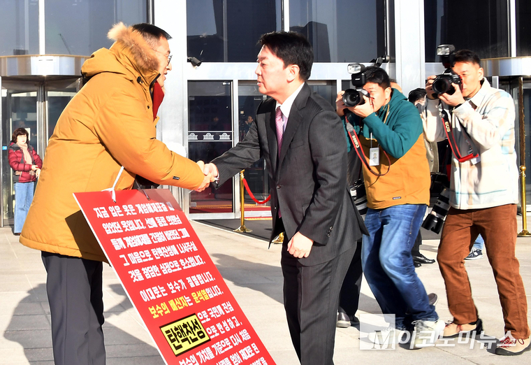 안철수 의원이 김상욱 의원을 격려하고 있다. (사진=최동환 기자)