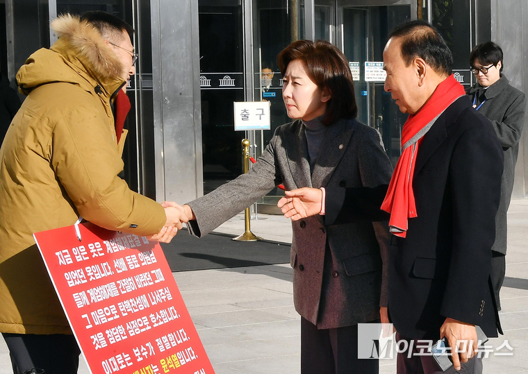 박덕흠, 나경원 의원이 의원이 김상욱 의원을 격려하고 있다. (사진=최동환 기자)