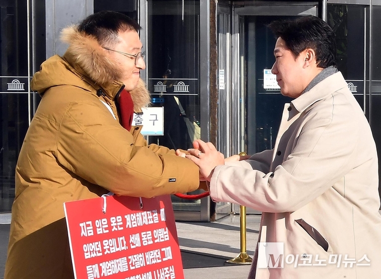 진종오 의원이 김상욱 의원을 격려하고 있다. (사진=최동환 기자)