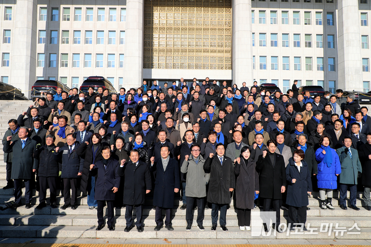 더불어민주당 의원들이 14일 국회 본청 앞에서 탄핵 가결을 외치고 있다. (사진=최동환 기자)