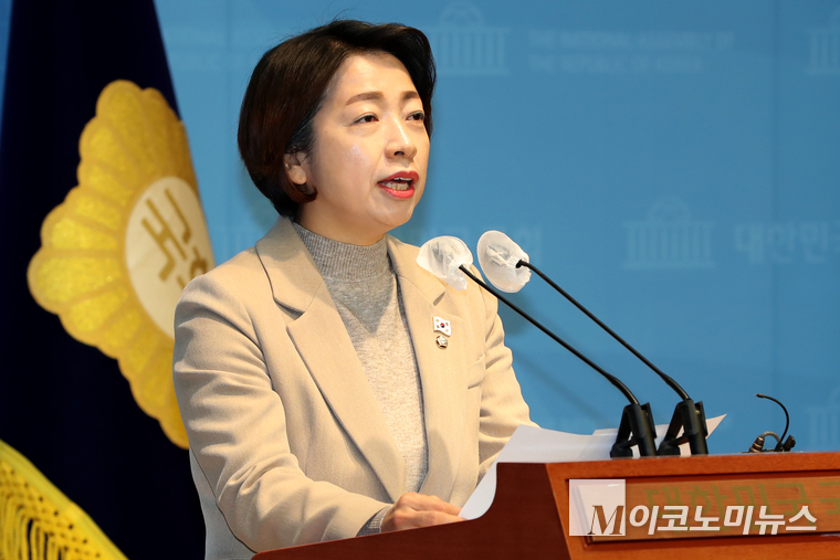 황정아 더불어민주당 대변인이 14일 국회 소통관에서 브리핑하고 있다. (사진=최동환 기자)