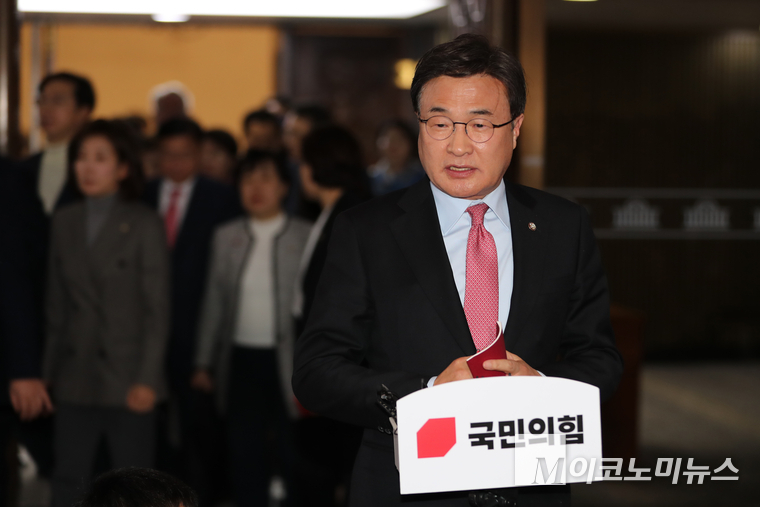 김대식 원내수석대변인이 의총을 마치고 기자들의 질문에 답하고 있다. (사진=최동환 기자)