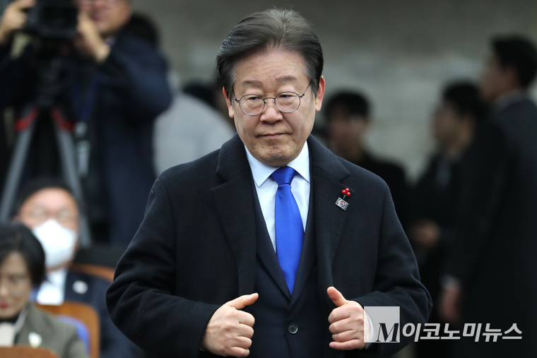 이재명 더불어민주당 대표가 14일 국회 본청에서 열린 의원총회에 참석하고 있다. (사진=최동환 기자)