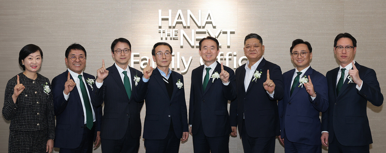 하나은행은 13일 서울 강남구 삼성동에 위치한 Place1에서 예술과 접목한 패밀리오피스 전용공간 '하나 더 넥스트 패밀리오피스'를 오픈했다. 하나은행 제공