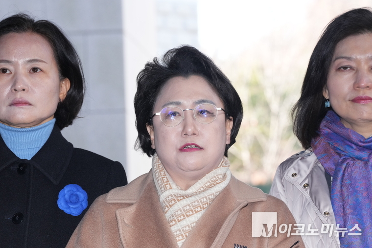 지난 12일 서울 서초구 대법원에서 열린 자녀 입시비리와 청와대 감찰무마 등 혐의로 징역 2년 실형이 선고된 조국 조국혁신당 대표의 상고심 선고 방청을 마친 김선민 의원 등 조국혁신당 의원들이 입장을 밝히고 있다. (사진=최동환 기자)