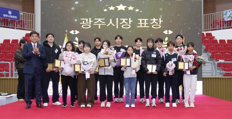‘2024년 광주시 체육인 시상식’에 광주시장(왼쪽 방세환광주시장)상을 수상한 체육인들 <광주시 제공>