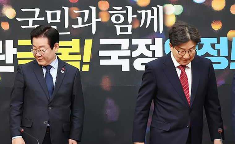 국민의힘 권성동 원내대표(오른쪽)가 18일 오후 국회에서 더불어민주당 이재명 대표를 예방해 인사한 뒤 배석자들과 기념 촬영을 마친 뒤 착석하고 있다. (연합뉴스)