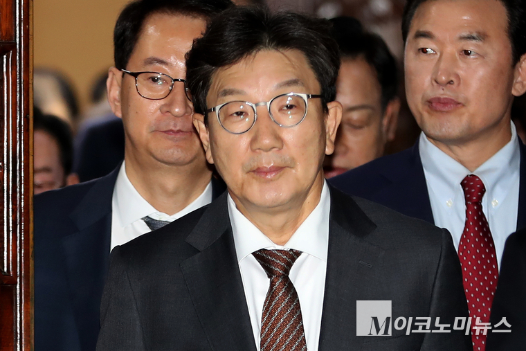권성동 국민의힘 대표 권한대행 겸 원내대표가 지난 14일 의총을 마치고 이동하고 있다. (사진=최동환 기자)