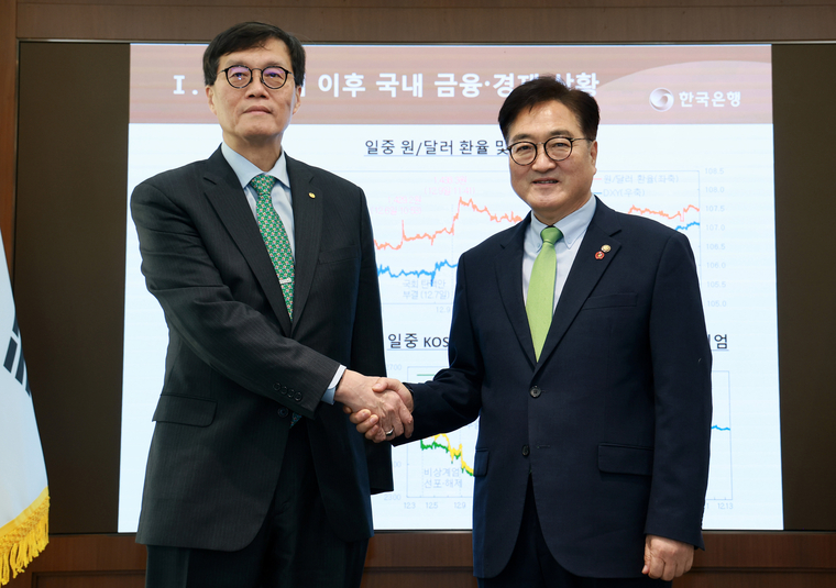 우원식 국회의장은 19일 한국은행에서 이창용 총재를 만나 정치적 불확실성 최소화와 금융시장의 조속한 안정화 방안 등에 대해 논의하고 기념촬영하고 있다. (국회사무처)