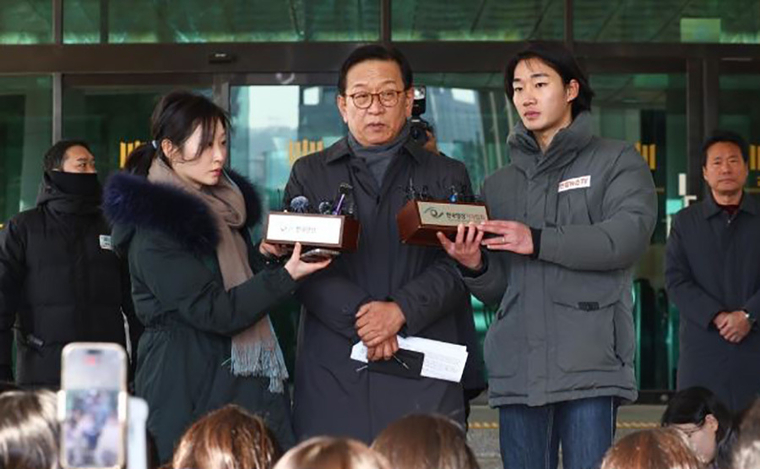 '12·3 비상계엄 사태'로 수사와 탄핵심판을 받게 된 윤석열 대통령의 변호인단 구성에 참여한 석동현 변호사가 19일 오후 서울고검 앞에서 입장을 밝히고 있다. (연합뉴스)