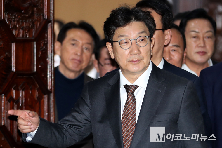권성동 국민의힘 대표 권한대행 겸 원내대표가 지난 14일 의총을 마치고 본회의장으로 이동하고 있다. (사진=최동환 기자)