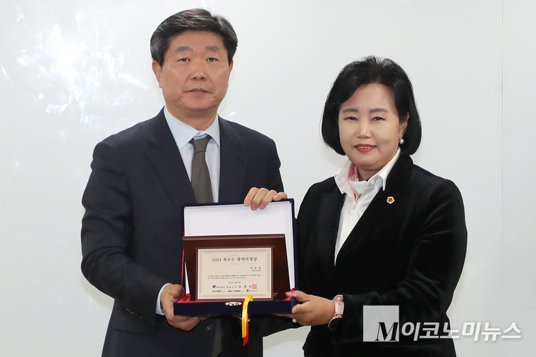 (좌)최선욱 M이코노미뉴스 경인지사장 (우)정윤경 경기도의원 