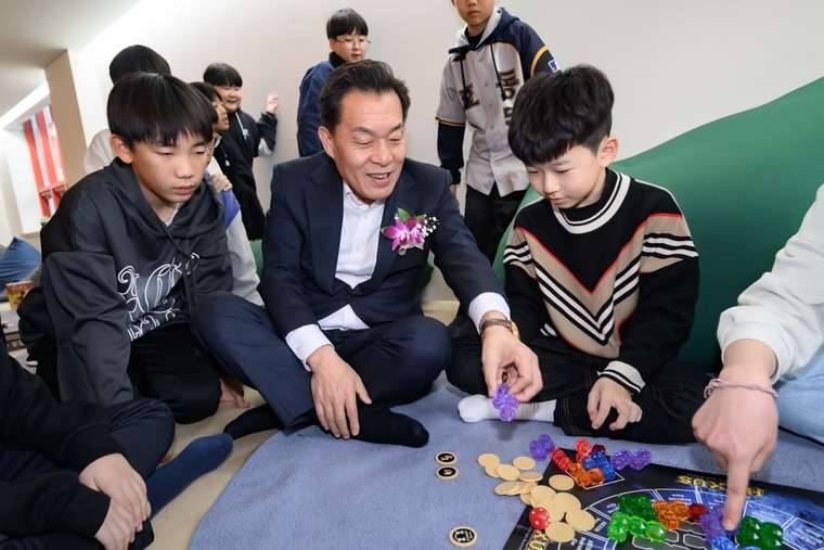 이재준 시장이 효동초등학교 청개구리 연못에서 아이들과 함께하고 있다 <수원시 제공>