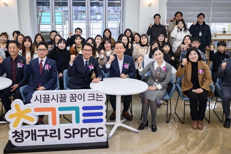 이재준 시장(가운데)이 참석자들과 함께하고 있다 <수원시 제공>
