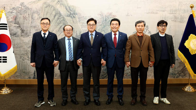우원식 국회의장이 20일 회접견실에서 소상공인연합회 송치영 회장 등 민생경제단체 대표자들을 만나 간담회를 열고 기념촬영하고 있다. (국회사무처)