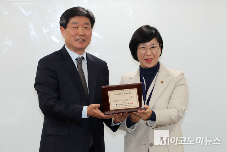 M이코노미뉴스 최선욱 경인지사장(왼쪽)과 경기도 의회 이은미 의원. (사진=최동환 기자)