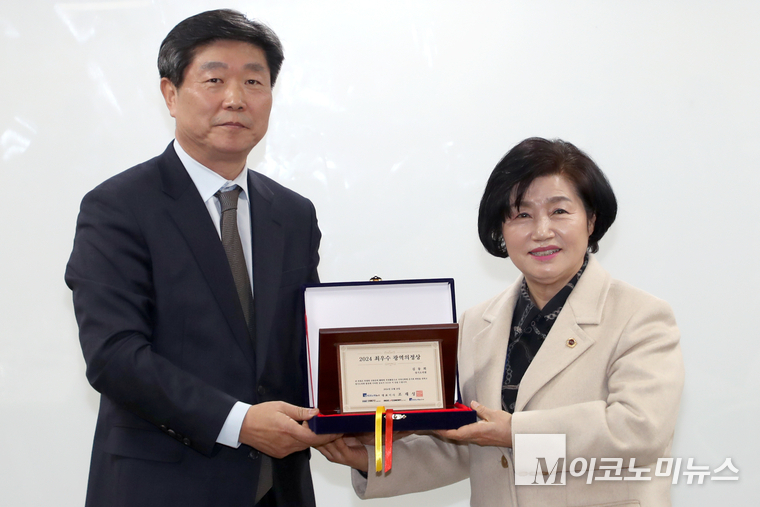 M이코노미뉴스 최선욱 경인지사장(왼쪽)과 경기도 의회 김동희 의원. (사진=최동환 기자)