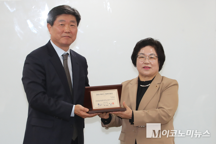 M이코노미뉴스 최선욱 경인지사장(왼쪽)과 경기도 의회 김옥순 도의원. (사진=최동환 기자)