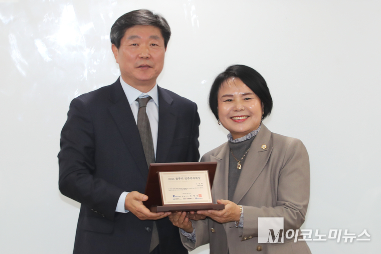 M이코노미뉴스 최선욱 경인지사장(왼쪽)과 풀뿌리 민주주의 대상을 받은 의왕시 의회 노선희 의원. (사진=최동환 기자)