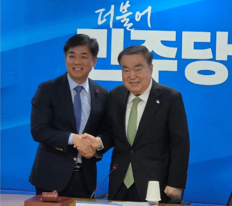 김병욱 전 국회의원(왼쪽)이 더불어민주당 중앙당후원회 운영위원회에서 후원회장으로 선출돼 문희상 전 국회의장(오른쪽)과 악수를 하고있다 <김병욱 사무실 제공>
