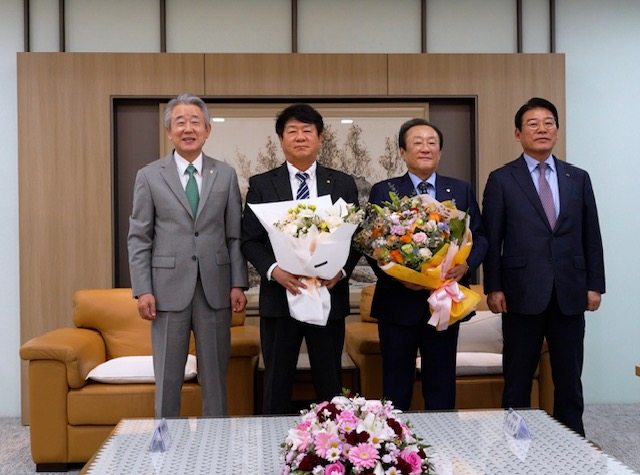 20일 열린 '제3차 한국협동조합협의회 회장단 회의'에 참석한 관계자들이 기념 촬영을 하고 있다. 농협중앙회 강호동 회장(좌측부터) , 신협중앙회 김윤식 회장, 새마을금고중앙회 김인 회장, 산림조합중앙회 최창호 회장. 새마을금고중앙회 제공