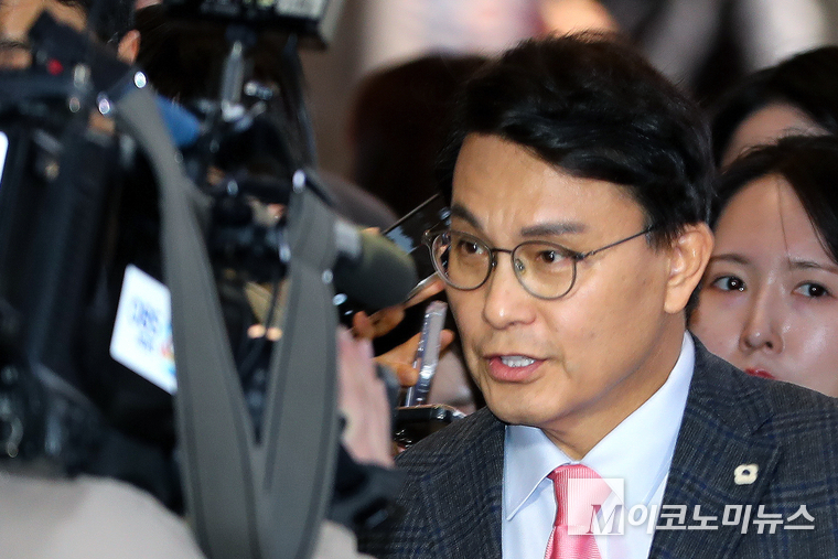 윤상현 국민의힘 의원이 9일 취재진에 둘러싸여 비공개 의원총회에 참석하고 있다 (사진=최동한 기자)