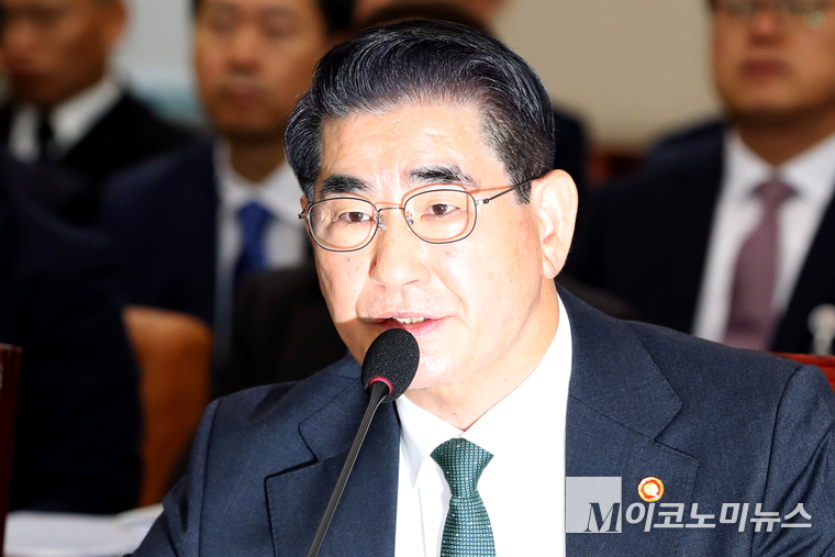 김용현 국방부 장관이 지난 10월 24일 국회 국방위원회에서 열린 국방부 등에 대한 종합국정감사에서 의원들의 질의에 답변하고 있다. (사진=최동환 기자)