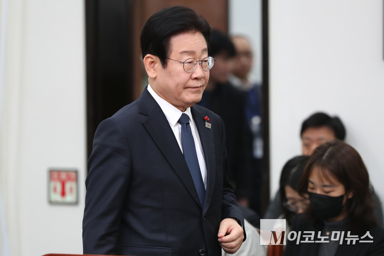 이재명 더불어민주당 대표가 27일 성명 발표를 위해 국회 본청 당대표 회의실에서 입장하고 있다. (사진=최동환 기자)