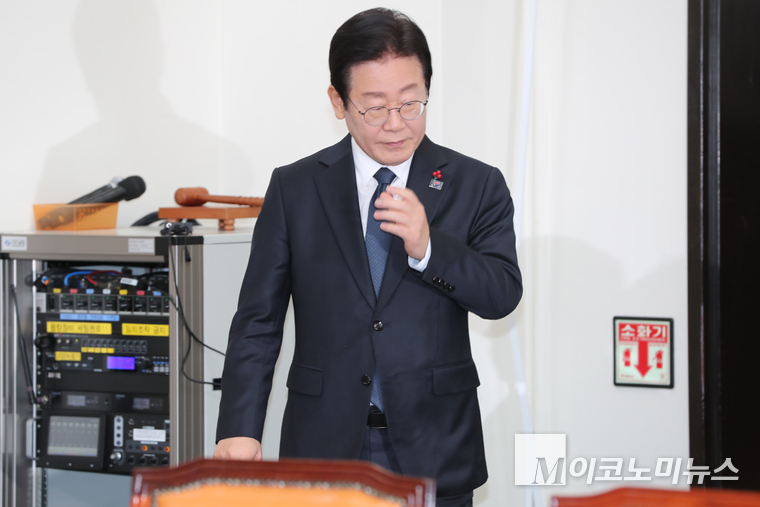 이재명 더불어민주당 대표가 27일 성명 발표를 위해 국회 본청 당대표 회의실에서 입장하고 있다. (사진=최동환 기자)