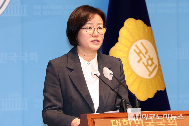 정혜경 진보당 원내대변인이 27일 국회소통관에서 브리핑하고 있다. (사진=최동환 기자)