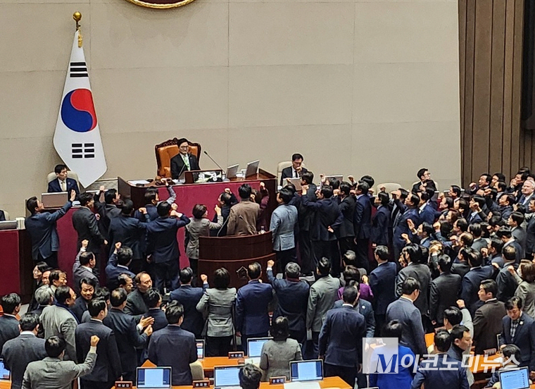 한덕수 대통령 권한대행의 탄핵소추안이 가결되고 있다. 사진=최동환 기자