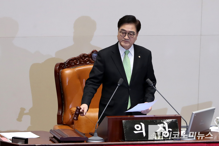 우원식 국회의장이 한덕수 대통령 권한대행 국무총리 탄핵소추안 가결을 선포하고 있다. (사진=최동환 기자)