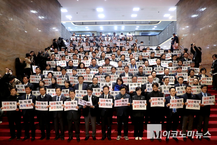 더불어민주당이 27일 국회 본청 로텐더홀 계단 내란 수괴 윤석열 규탄대회를 열었다. (사진=최동환 기자)