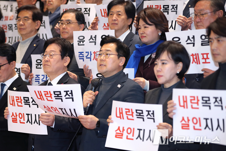박찬대 더불어민주당 원내대표가 27일 국회 본청 로텐더홀 계단에서 '내란 수괴 윤석열' 규탄대회에서 발언하고 있다. (사진=최동환 기자)