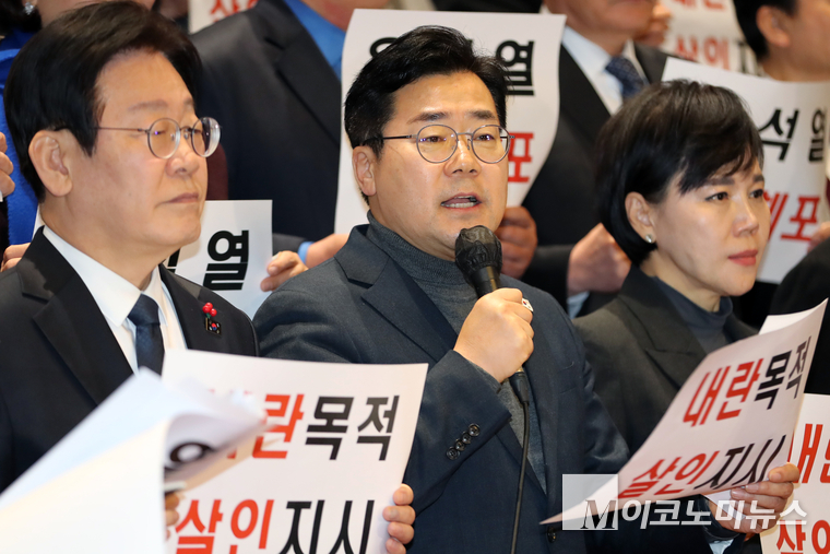 박찬대 더불어민주당 원내대표가 27일 국회 본청 로텐더홀 계단에서 '내란 수괴 윤석열' 규탄대회에서 발언하고 있다. (사진=최동환 기자)