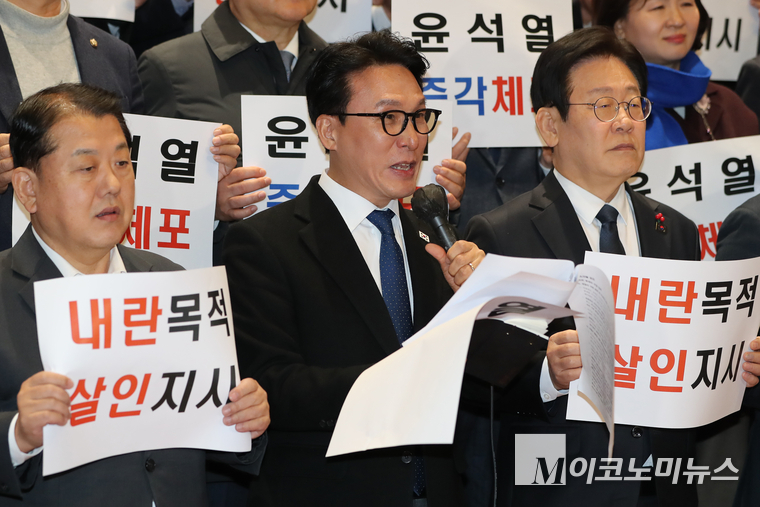 김민석 더불어민주당 최고위원이 지난 27일 국회 본청 로텐더홀 계단에서 '내란 수괴 윤석열' 규탄대회에서 발언하고 있다. (사진=최동환 기자)