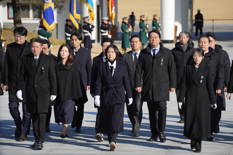 개혁신당 허은아 대표(가운데)와 천하람 원내대표(오른쪽 두번째) 등이 2일 서울국립현충원을 찾았다. 사진=개혁신당