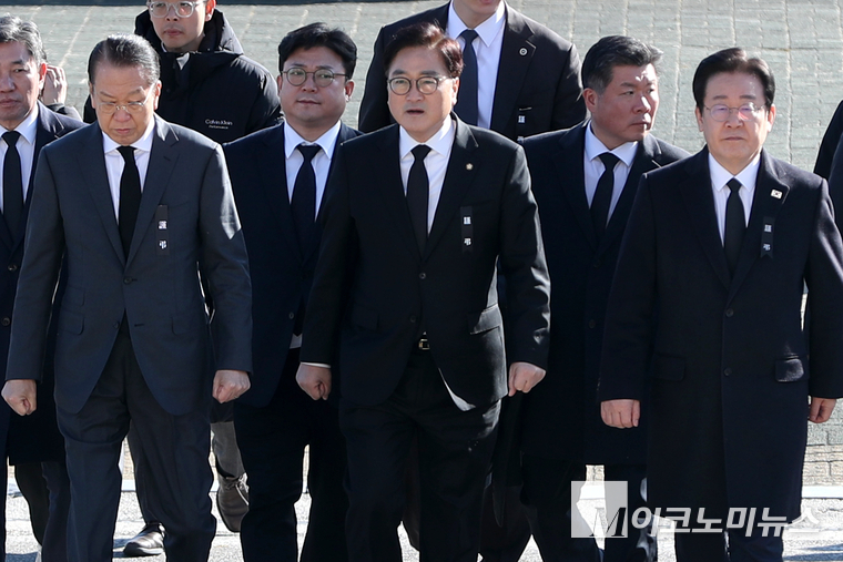 우원식 국회의장과 권영세 국민의힘 비상대책위원장, 이재명 더불어민주당 대표가 지난 12월 31일 오후 국회에 마련된 제주항공 여객기 사고 희생자 합동 분향소를 조문한 뒤 회동 장소인 국회의장실로 이동하고 있다. 사진=최동환 기자
